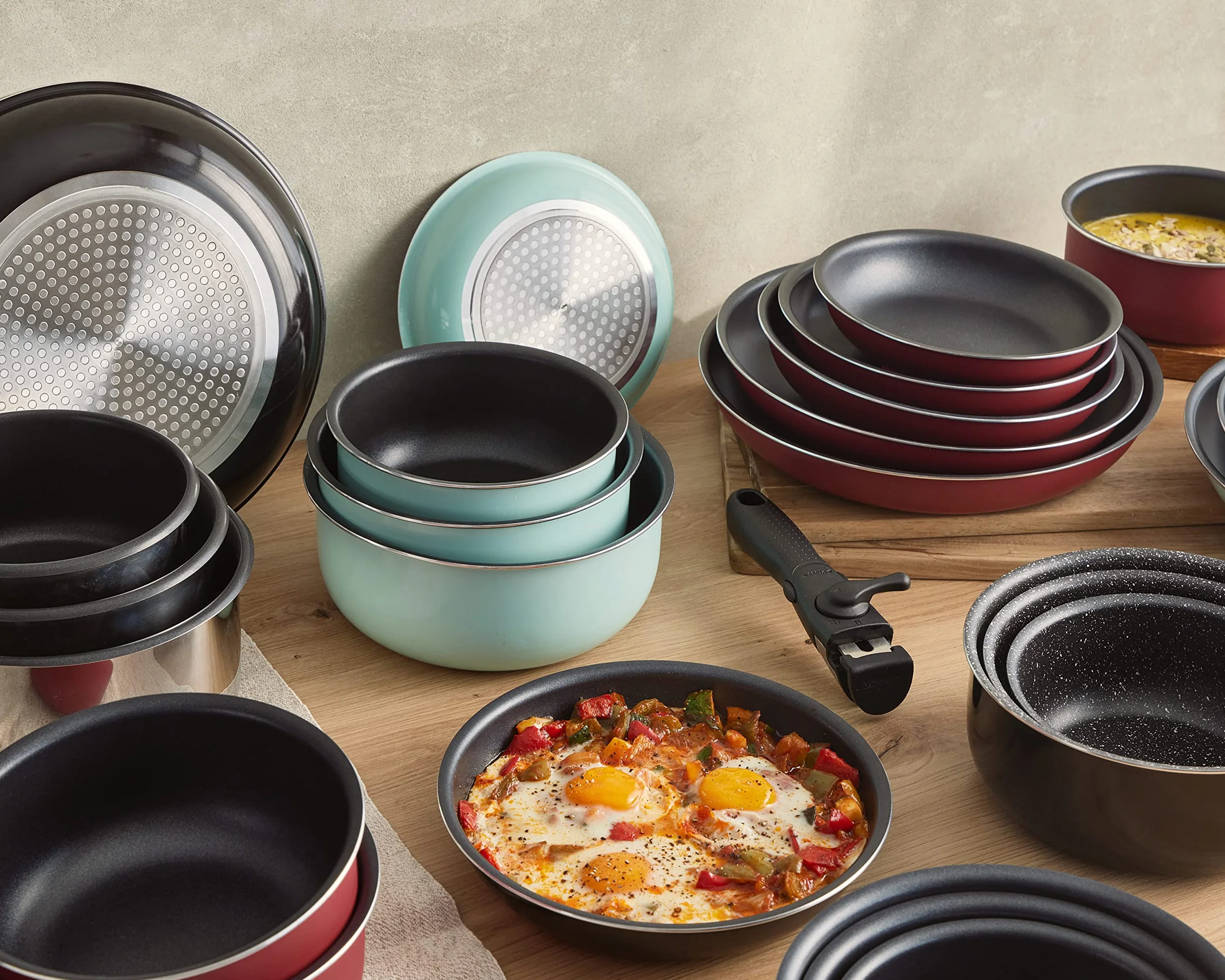 Bergner Click&Cook Red Edition 4-częściowy zestaw patelni 18, 20 i 24 cm + wyjmowany ergonomiczny uchwyt prasowany i nieprzywierający powlekany aluminium do wszystkich kuchenek i piekarników